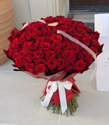 Groot rood rozenboeket